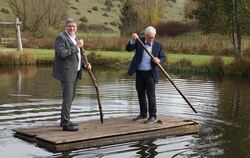 Landrat Ulrich Fiedler und Bürgermeister Klemens Betz mit dem Floß auf dem Gomadinger See, der Dank der Flurneuordnung entstande
