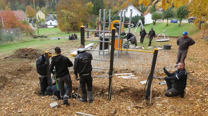 Die vielen Helfer traten sich schon fast auf die Füße. FOTO: MARIABERG Die vielen Helfer traten sich schon fast auf die Füße. FOTO: MARIABERG