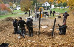 Die vielen Helfer traten sich schon fast auf die Füße.  FOTO: MARIABERG