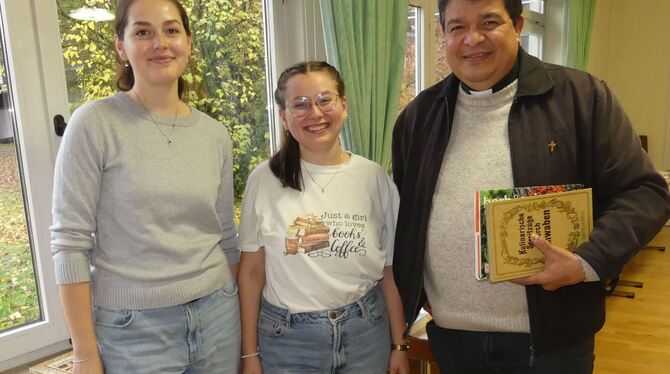 Die Initiatorinnen und Organisatorinnen Sandra und Katharina Pticar mit Pfarrer Marco im neuen Bücher-café in Riederich. FOTO: S