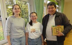 Die Initiatorinnen und Organisatorinnen Sandra und Katharina Pticar mit Pfarrer Marco im neuen Bücher-café in Riederich. FOTO: S