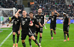 Wollen am Dienstag im Pariser Prinzenpark zum 16. Mal in Folge einen Sieg bejubeln: Der FC Bayern München um Kapitän Joshua Kimm