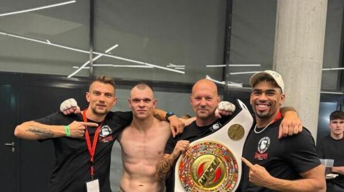 Sieger-Pose nach dem Weltmeisterschafts-Triumph: (von links) Leon Ott, Champion Agon Bellaqa, Trainer Alexander Maciejewski und