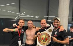 Sieger-Pose nach dem Weltmeisterschafts-Triumph: (von links) Leon Ott, Champion Agon Bellaqa, Trainer Alexander Maciejewski und