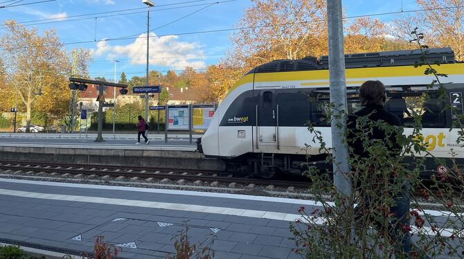 Ein Zug von Tübingen fährt in den Metzinger Bahnhof ein und setzt gleich seine Reise nach Stuttgart fort. Der Zustand der Neckar
