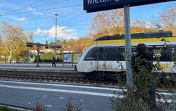 Ein Zug von Tübingen fährt in den Metzinger Bahnhof ein und setzt gleich seine Reise nach Stuttgart fort. Der Zustand der Neckar