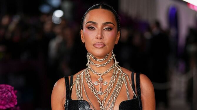 Premiere »All's Fair« in London