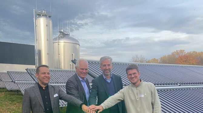 Grünes Licht für die Wärmewende (von links): Bereichsleiter Hanno Brühl, swt-Geschäftsführer Ortwin Wiebecke, Oberbürgermeister