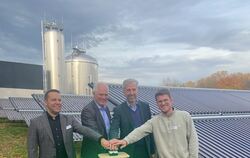 Grünes Licht für die Wärmewende (von links): Bereichsleiter Hanno Brühl, swt-Geschäftsführer Ortwin Wiebecke, Oberbürgermeister