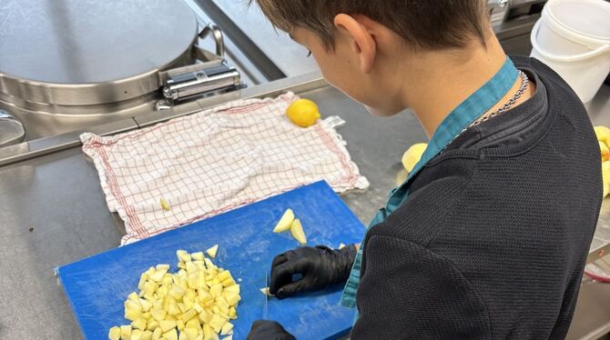 Schule Das Kochen in der Mensa lässt Kinder an neuen aufgaben wachsen.