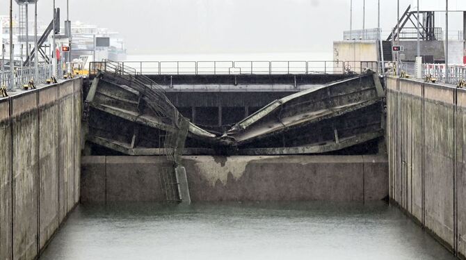 Schiffsunfall am Schleusentor Iffezheim