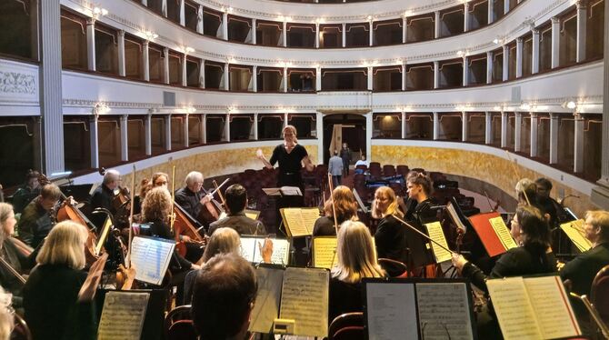 Ein Hauch von Mailänder Scala: Das VHS-Orchester bei der Einspielprobe im Teatro Pacini in Pescia.