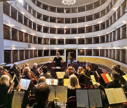 Ein Hauch von Mailänder Scala: Das VHS-Orchester bei der Einspielprobe im Teatro Pacini in Pescia.