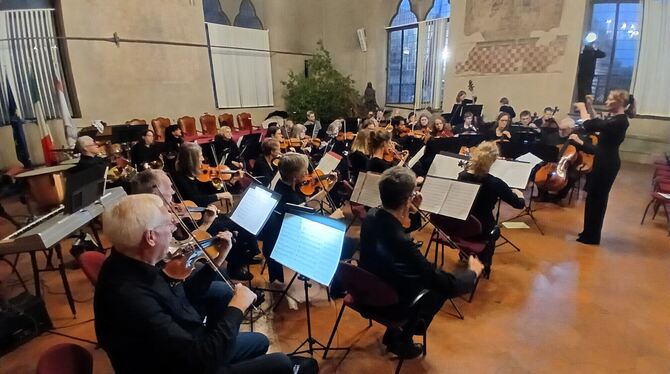 In feierlichem Ambiente: Das VHS-Orchester Dettingen im historischen Ratssaal in Pistoia.