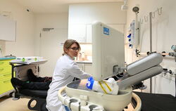 Untersuchung in der Notaufnahme des Klinikums am Steinenberg (Archivbild). Für manche Operationen von Notfällen hätte das Klinik