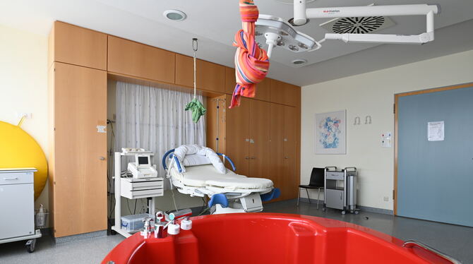 Frauenklinik Blick in einen der Kreißsäle im Klinikum am Steinenberg. Hier sind sehr individuelle Formen der Geburt möglich.