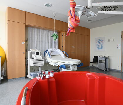 Blick in einen der Kreißsäle im Klinikum am Steinenberg. Hier sind sehr individuelle Formen der Geburt möglich.