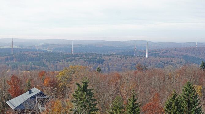 Vom Sternbergturm aus sind die fünf derzeit entstehenden Windkraftanlagen auf Gomadinger Gemarkung gut zu sehen. Die Betonsegmen Vom Sternbergturm aus sind die fünf derzeit entstehenden Windkraftanlagen auf Gomadinger Gemarkung gut zu sehen. Die Betonsegmen