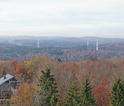 Vom Sternbergturm aus sind die fünf derzeit entstehenden Windkraftanlagen auf Gomadinger Gemarkung gut zu sehen. Die Betonsegmen