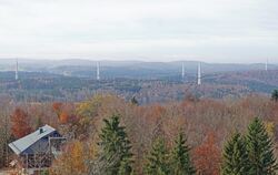 Vom Sternbergturm aus sind die fünf derzeit entstehenden Windkraftanlagen auf Gomadinger Gemarkung gut zu sehen. Die Betonsegmen