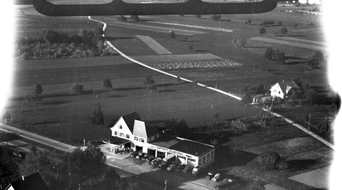 S 105/5 L Nr. 1674 (1953 - Esso-Tankstelle mit Spritzwerk) (wo wurde dieses Luftbild gemacht?) 1953 - Esso-Tankstelle mit Spritzwerk: Wo steht oder stand sie?