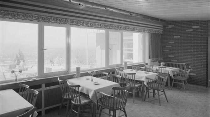 S 105/5 Dohm Nr. 10731 (ca. 1965 - Fensterfront in einem Gaststätttenraum, draußen Terrasse mit Ausblick zu erkennen) (um welche Etwa 1965 - Gaststättenraum mit Fensterfront, draußen Terrasse: Um welches Lokal handelt es sich?