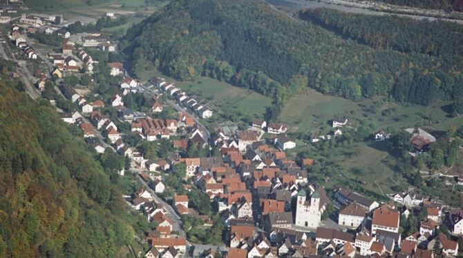 S 105/5 L Nr. 1221/17 (1972 - Ortsansicht in einem Tal) (welcher Ort ist hier dargestellt?) 1972 - Ortsansicht in einem Tal mit markanter Kirche: Welcher Ort ist hier abgelichtet?
