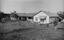 Etwa 1955 - Architekturfotografie eines Wohnhauses, im Hintergrund die Achalm: Wo steht oder stand dieses Gebäude?