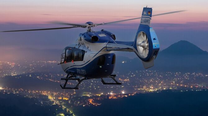 Polizeieinsatz, Sperrung, B28, Kuh, Kusterdingen, Reutlingen, Tübingen, Jettenburg Der Polizeihubschrauber war beim Einsatz zwischen Reutlingen und Tübingen aufgestiegen, um die ausgerissene Kuh in der Dämmerung