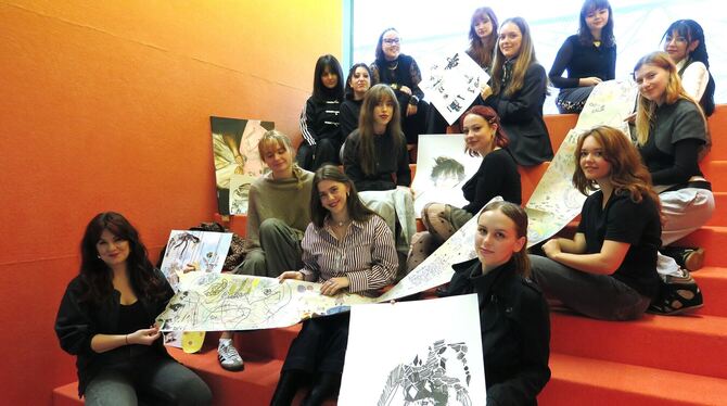 gea-ausstellung studierende fashion design hochschule reutlingen gruppenbild foto akr Die Fashion-Design-Studierenden, die im GEA ausstellen, beim Gruppenbild im Texoversum mit ihrer Professorin Natalie Seng (ganz