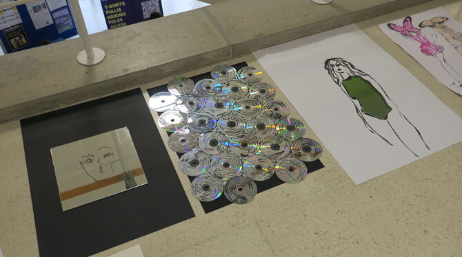 collage mit cd-scheiben von raja kuschel gea-ausstellung hochschule fashion design foto akr Raja Kuschel zeichnet und collagiert mit CD-Scheiben.