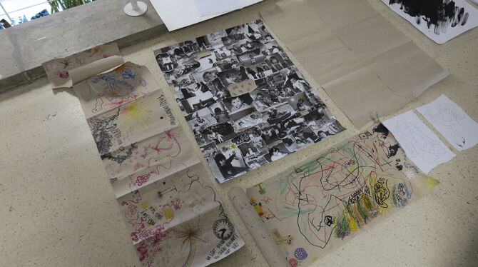 nina adam zeichnungen gea-ausstellung fashion forward - from seam to scene hochschule reutlingen texoversum fashion design foto Mit Kinderzeichnungen setzte sich Nina Adam auseinander.