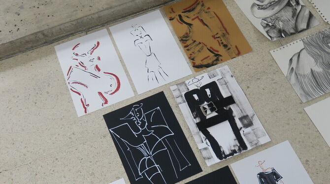 larissa schulz gea-ausstellung fashion forward - from seam to scene texoversum hochschule reutlingen foto akr Larissa Schulz überzeichnet bewusst Schönheits-Stereotypen in ihren Zeichnungen und problematisiert sie dadurch.