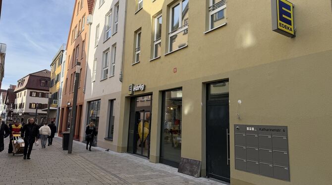 Edeka Katharinenhof Das Firmenschild hängt, die Inneneinrichtung steht, Waren werden eingeräumt. Edeka will das Geschäft im Katharinenhof nach Ausku
