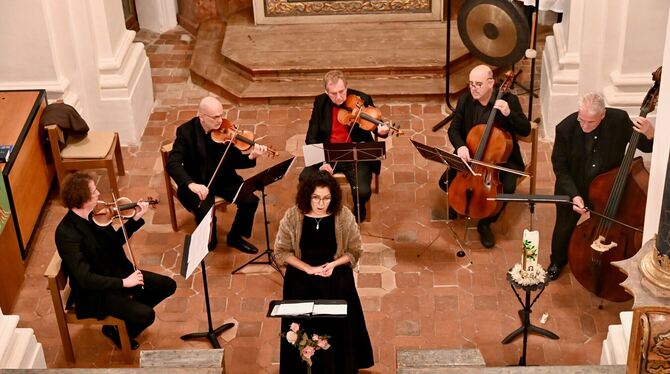 Sopranistin Karina Aßfalg und die Philharmonischen Solisten beim Auftritt in der Mariaberger Klosterkirche.