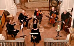 Sopranistin Karina Aßfalg und die Philharmonischen Solisten beim Auftritt in der Mariaberger Klosterkirche.