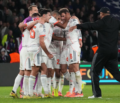 Bayern-Trainer Vincent Kompany (rechts) jubelt mit seiner Mannschaft.