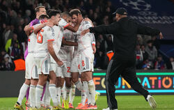 Bayern-Trainer Vincent Kompany (rechts) jubelt mit seiner Mannschaft.