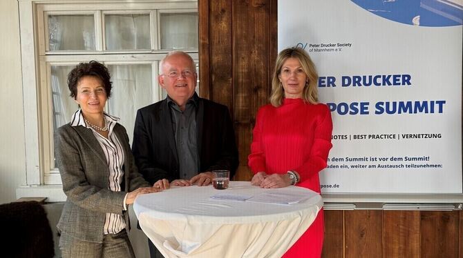 Von links: Maria Spindler (Referentin), Prof. Winfried Weber (Organisator) und Melanie Whittaker (Referentin) eröffneten in Kirc