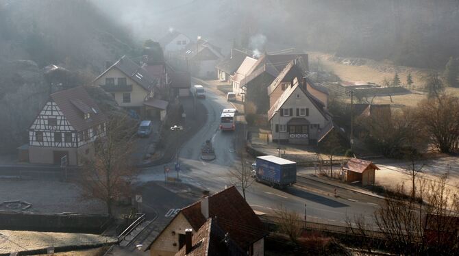 seeburg-straße Auch im kleinsten Uracher Teilort Seeburg könnte an der B 465 Tempo 30 kommen - nicht nur nachts, sondern ganztägig. Links im Bi