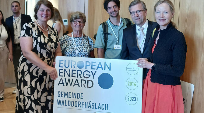 Neu zertifiziert im Sommer 2024: Walddorfhäslachs Bürgermeisterin Silke Höflinger, die Gemeinderätin Ingeborg Streicher, Abrahim