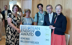 Neu zertifiziert im Sommer 2024: Walddorfhäslachs Bürgermeisterin Silke Höflinger, die Gemeinderätin Ingeborg Streicher, Abrahim