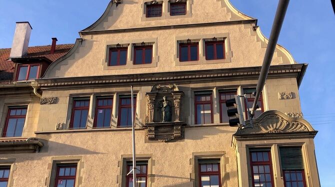 Im Reutlinger Amtsgericht wurde - dank repariertem Aufzug - nun auch der schwerbehinderte Organisator einer schief gelaufenen Dr