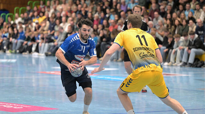 3. Liga, DHB, Handball, Maenner, Saison 2025/26 Trumpft in seinem ersten Spiel nach seiner Rückkehr zum VfL Pfullingen gegen die HSG Konstanz mächtig auf: Felix Zeiler (mit Bal