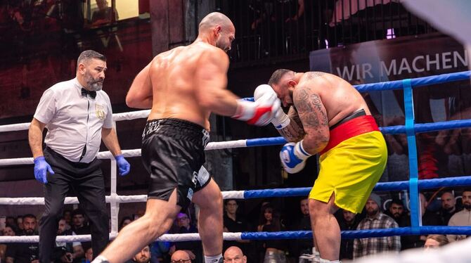 Boxen Victor Daniel (links) will sich am Samstag in Metzingen den deutschen Meistertitel im Schwergewicht schnappen.
