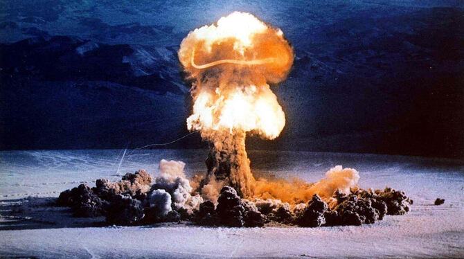 Ein Atompilz steigt nach einer Testexplosion auf dem Testgelände in Nevada am 24. Juni 1957 auf. Atomwaffentest sind wieder in d