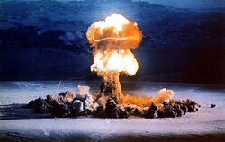 Ein Atompilz steigt nach einer Testexplosion auf dem Testgelände in Nevada am 24. Juni 1957 auf. Atomwaffentest sind wieder in d