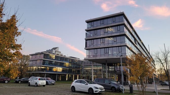 Die Abendsonne färbt die Wolken über dem Tübinger Landratsamt in sanftes Rosa. Rosige Zeiten für den Kreishaushalt indes lassen