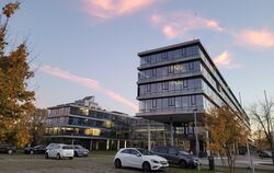 Die Abendsonne färbt die Wolken über dem Tübinger Landratsamt in sanftes Rosa. Rosige Zeiten für den Kreishaushalt indes lassen