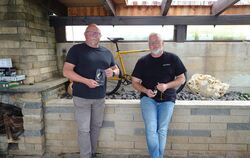 Die Albgeschwister Achim und Gerd Christner mit Radanker und Albschell.